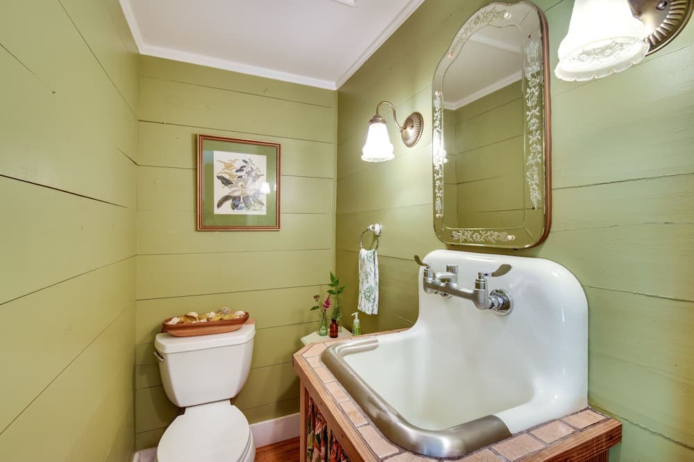 Photo of Bathroom in Mountain Rest