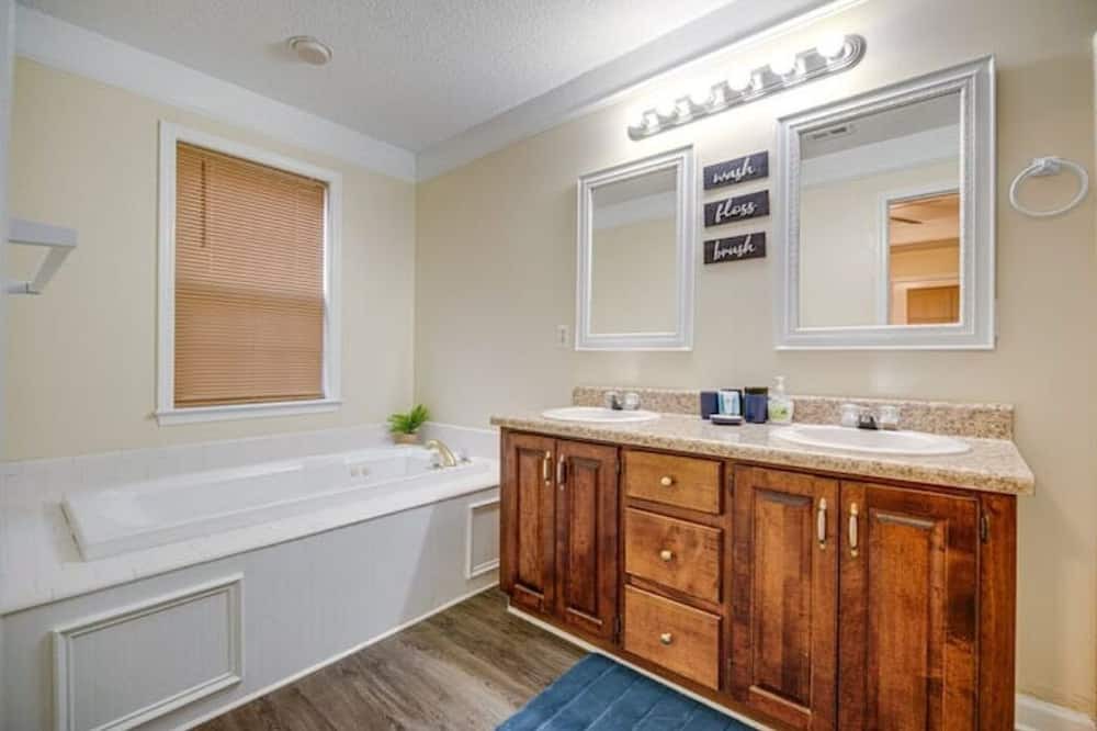Photo of Bathroom in Hinesville