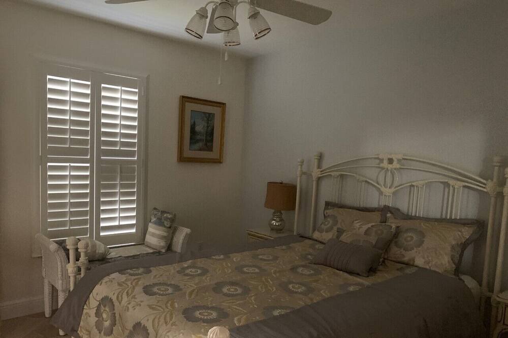 Photo of Bedroom in Crown Pointe