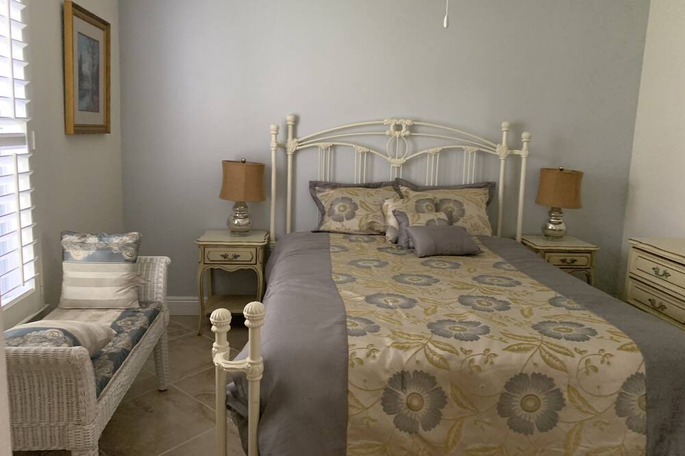 Photo of Bedroom in Crown Pointe