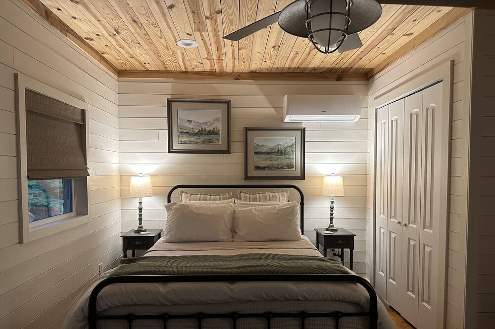 Photo of Bedroom in Rocky Bottom