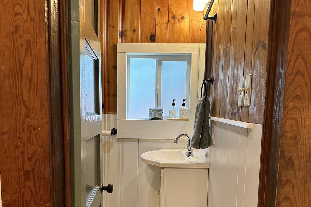 Photo of Bathroom in Rocky Bottom