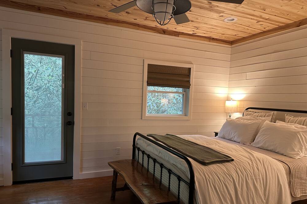 Photo of Bedroom in Rocky Bottom