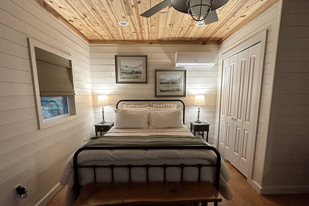 Photo of Bedroom in Rocky Bottom