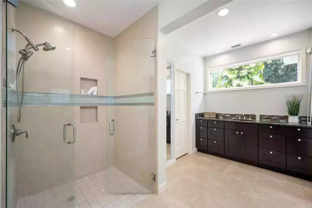 Photo of Bathroom in Roseland