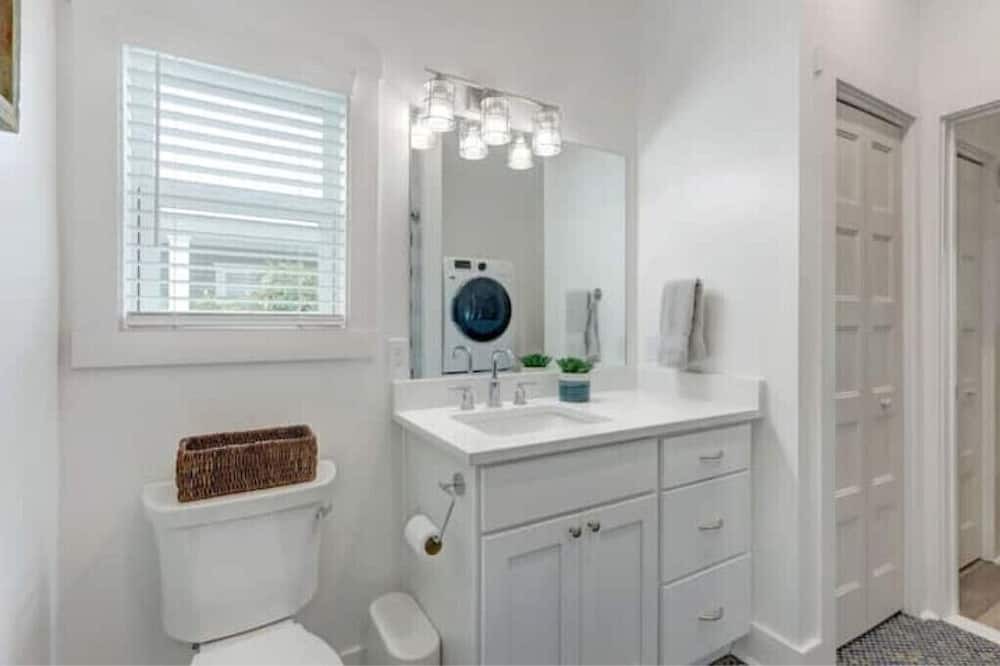 Photo of Bathroom in Thunderbolt