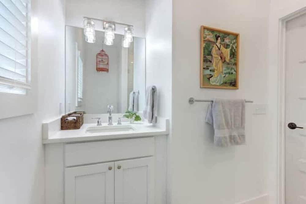 Photo of Bathroom in Thunderbolt