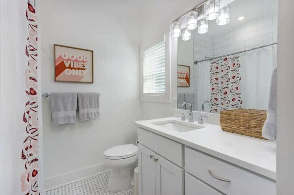 Photo of Bathroom in Thunderbolt