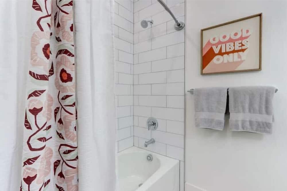 Photo of Bathroom in Thunderbolt