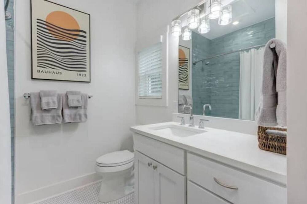 Photo of Bathroom in Thunderbolt