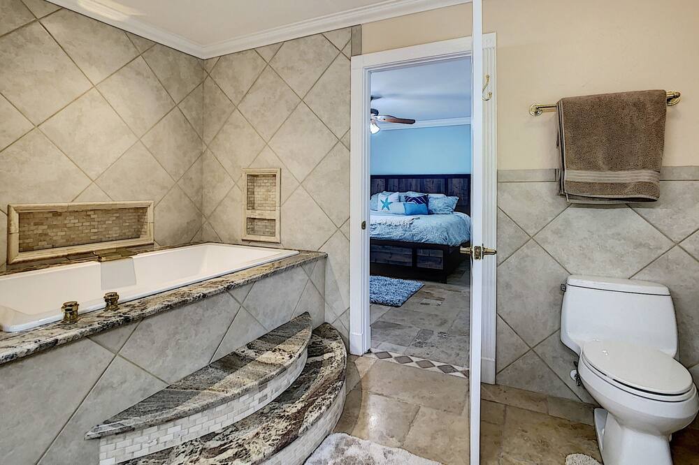 Photo of Bathroom in Kings Lake