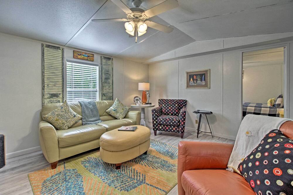 Photo of Livingroom in Midway