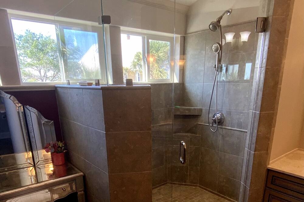 Photo of Bathroom in Beachwalk