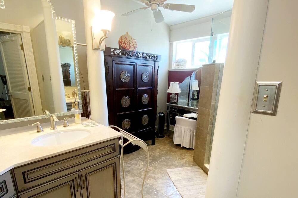 Photo of Bathroom in Beachwalk
