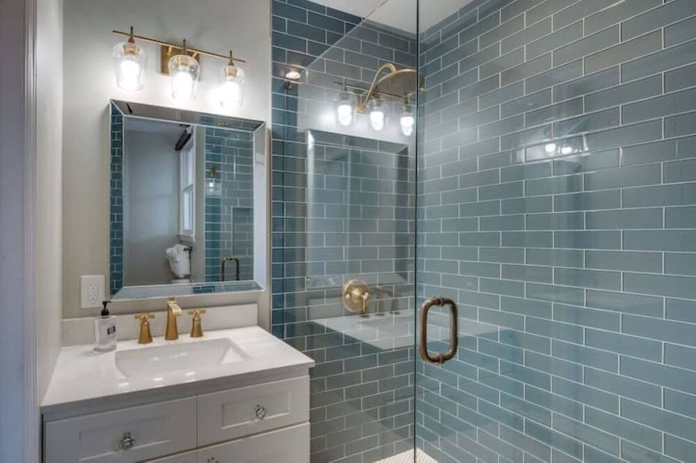 Photo of Bathroom in Thunderbolt