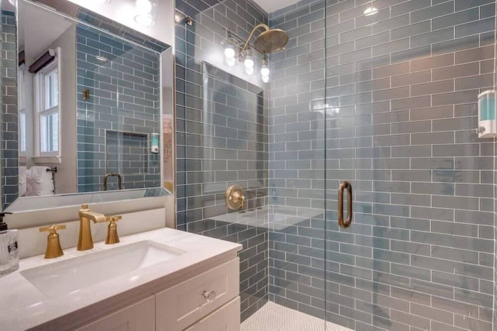 Photo of Bathroom in Thunderbolt