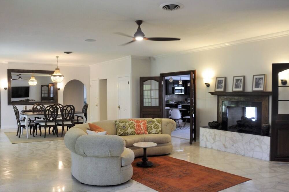 Photo of Livingroom in Central Beach