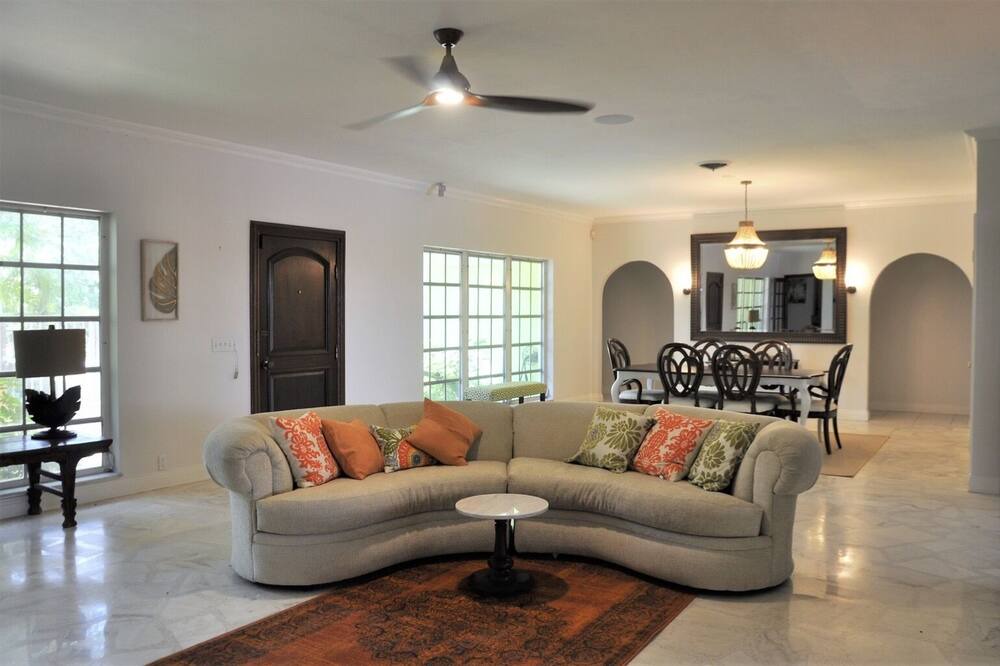 Photo of Livingroom in Central Beach