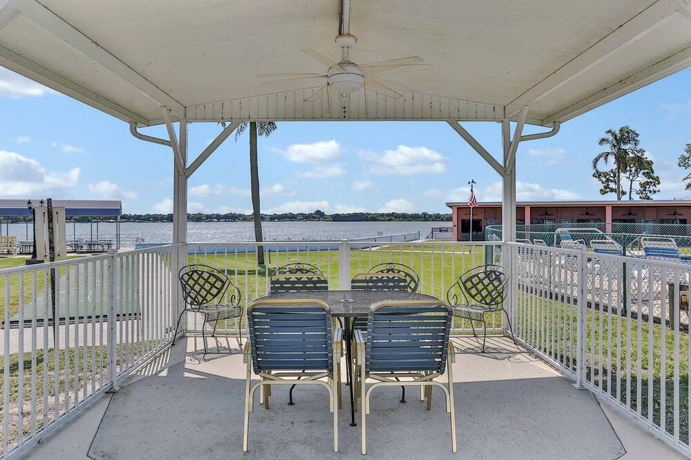 Photo of Patio Balcony in Sylvan Shores