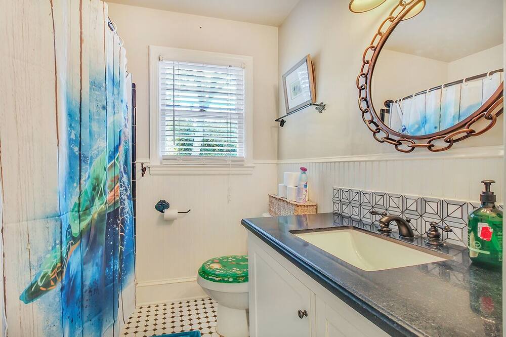 Photo of Bathroom in Thunderbolt