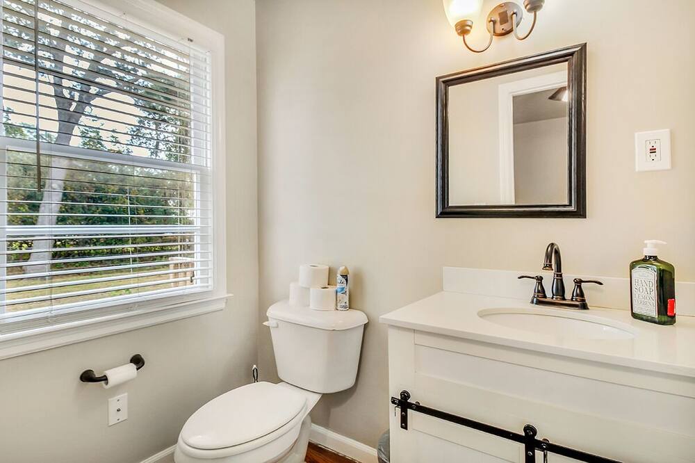 Photo of Bathroom in Thunderbolt