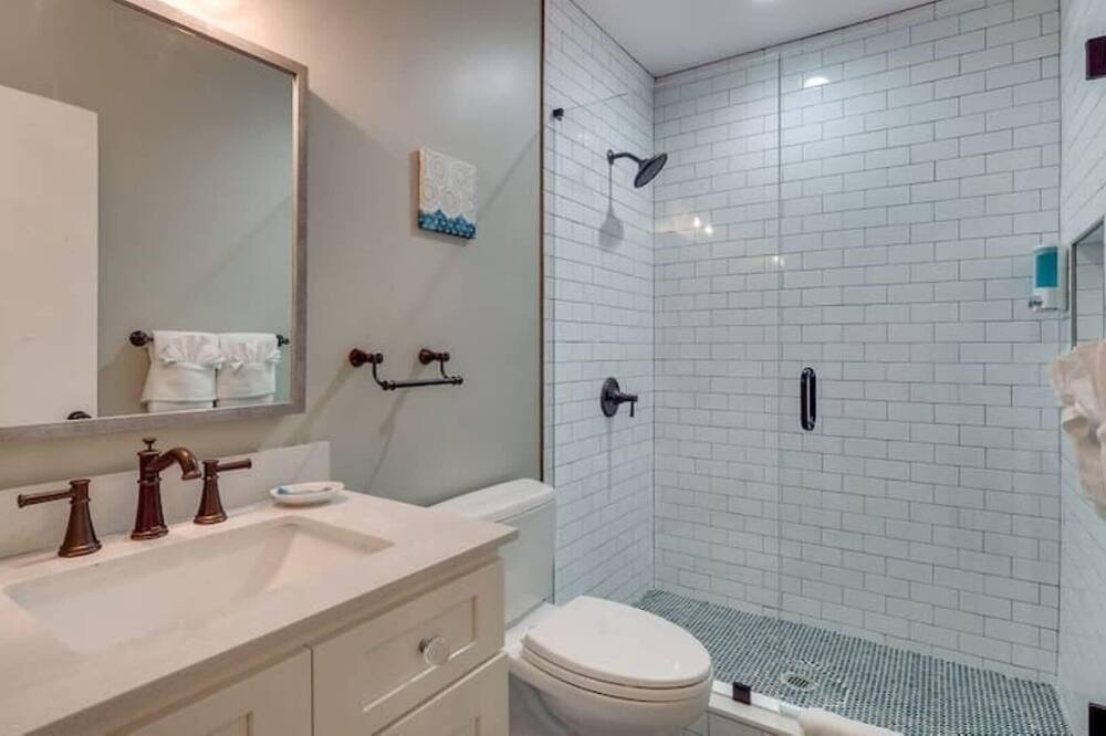 Photo of Bathroom in Thunderbolt