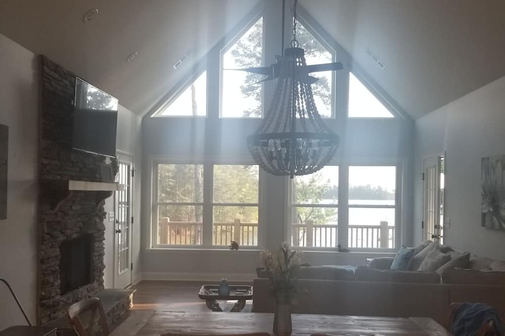 Photo of Bedroom in Dewy Rose