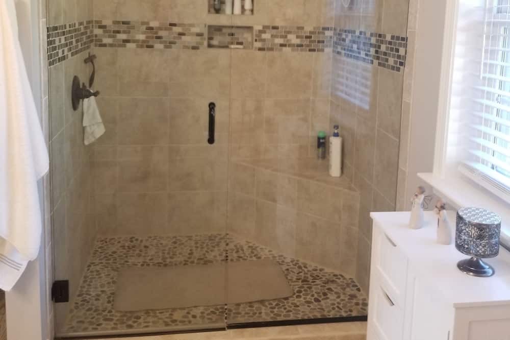 Photo of Bathroom in Dewy Rose