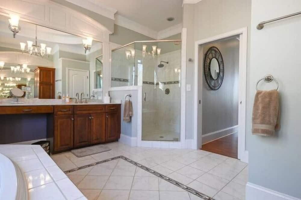 Photo of Bathroom in Martin