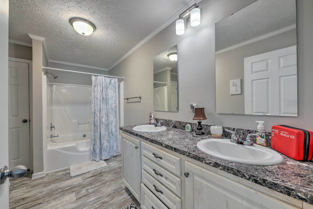 Photo of Bathroom in Wingate