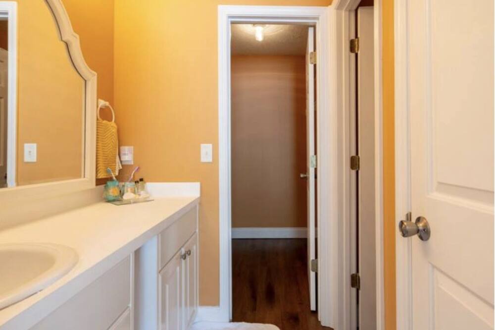 Photo of Bathroom in Huntcliff
