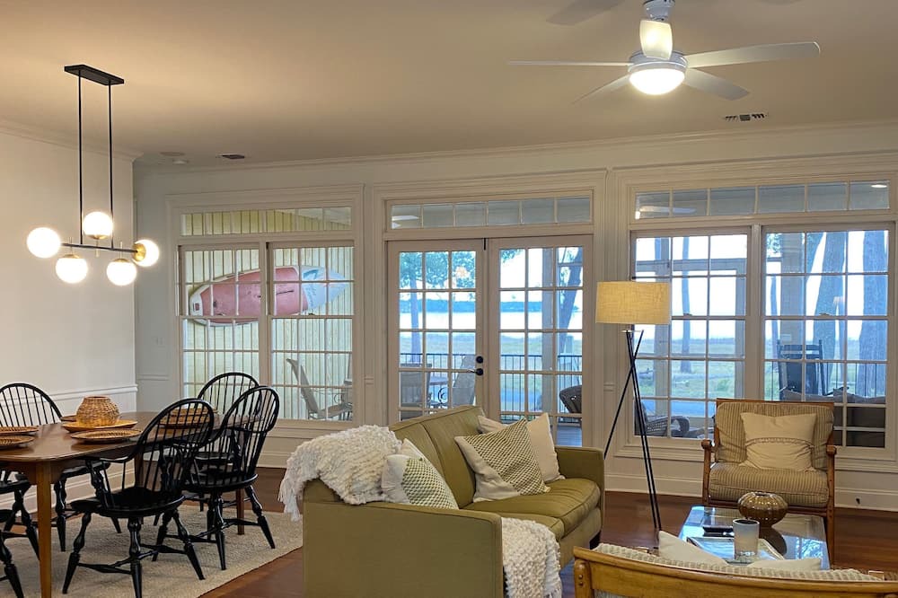 Photo of Livingroom in Melrose on the Beach