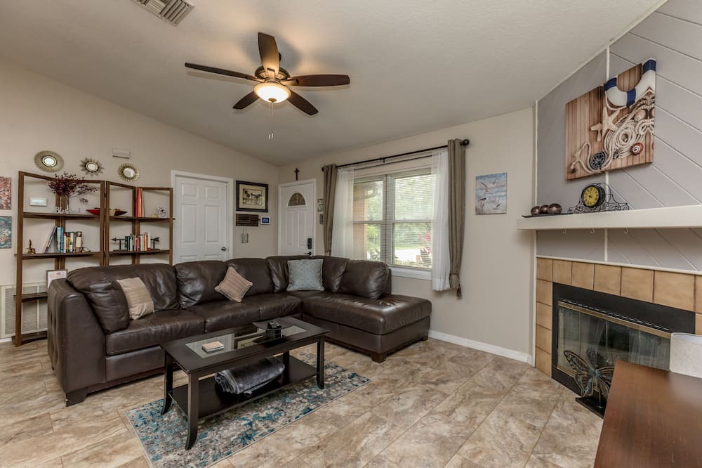 Photo of Livingroom in Sebastian Highlands