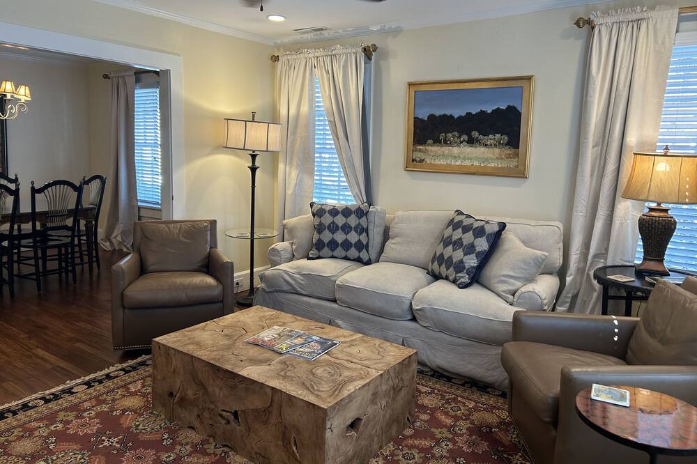 Photo of Livingroom in Historic District