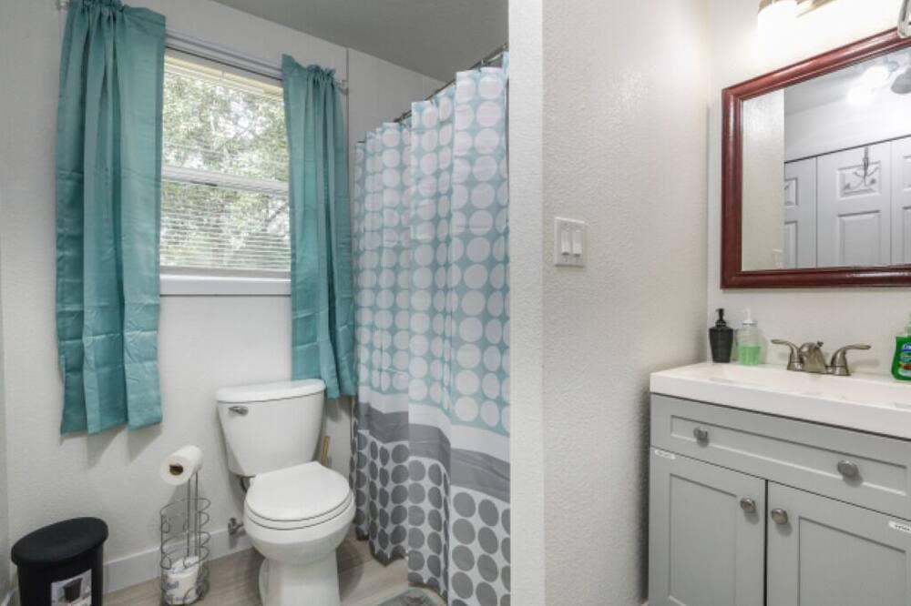 Photo of Bathroom in Plantation Estates