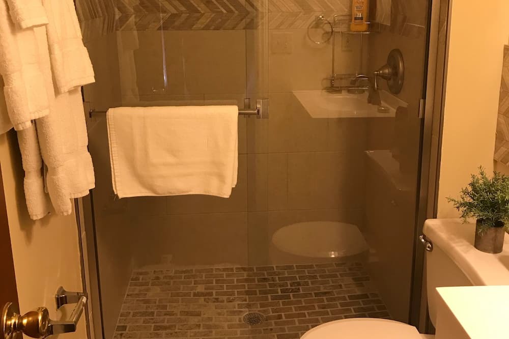 Photo of Bathroom in Huntcliff