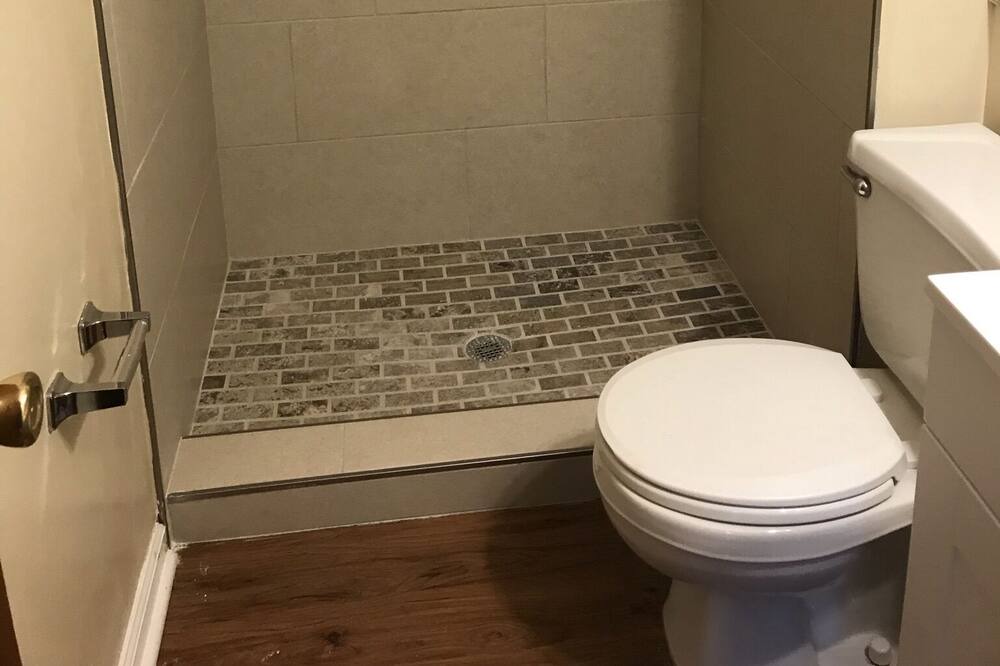 Photo of Bathroom in Huntcliff