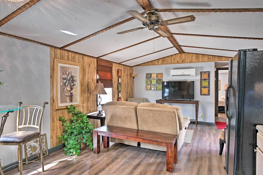Photo of Livingroom in Lemon Springs