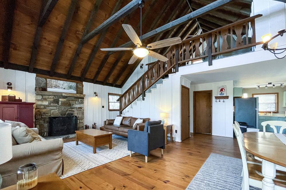 Photo of Livingroom in Cullowhee