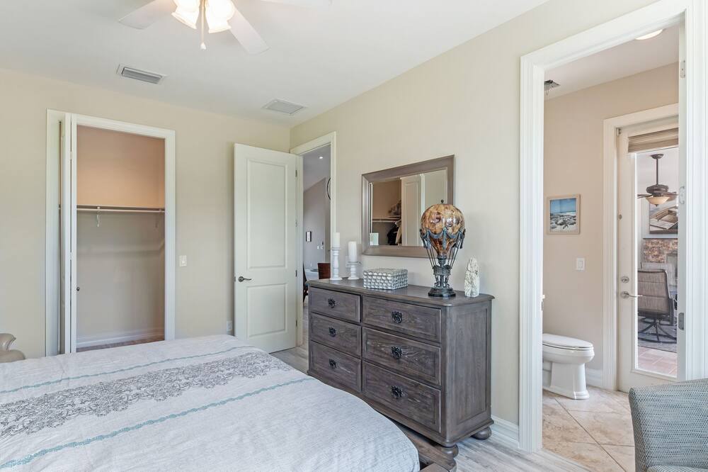 Photo of Bedroom in Royal Harbor