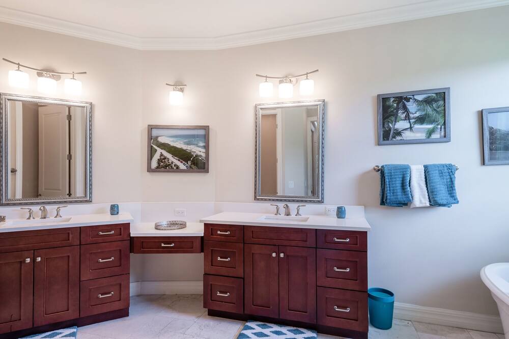 Photo of Bedroom in Royal Harbor