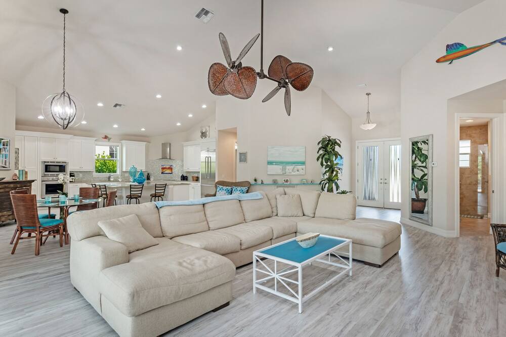 Photo of Livingroom in Royal Harbor