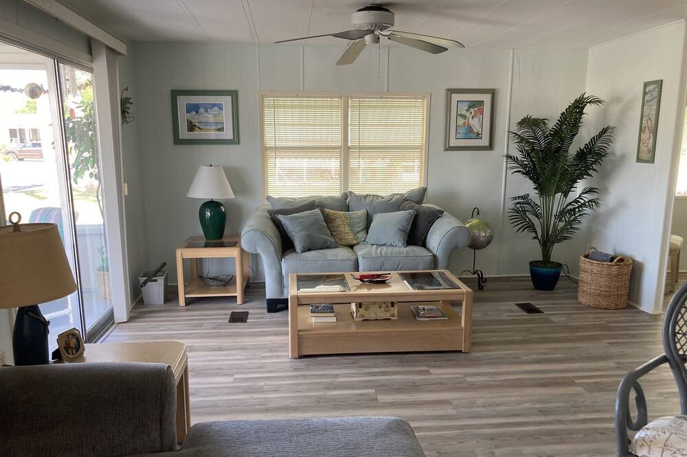 Photo of Livingroom in Barefoot Bay