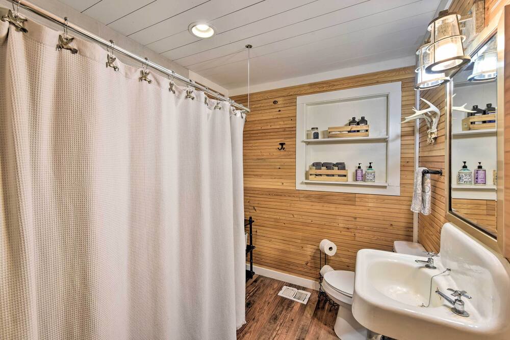 Photo of Bathroom in Midway