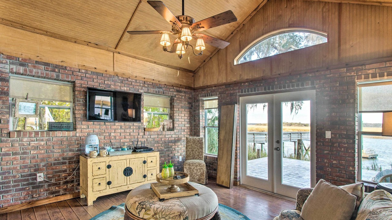 Photo of Livingroom in Midway