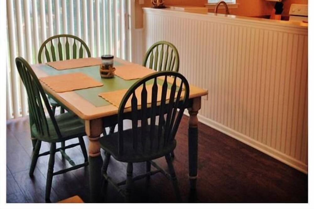 Photo of Livingroom in Whitemarsh Island
