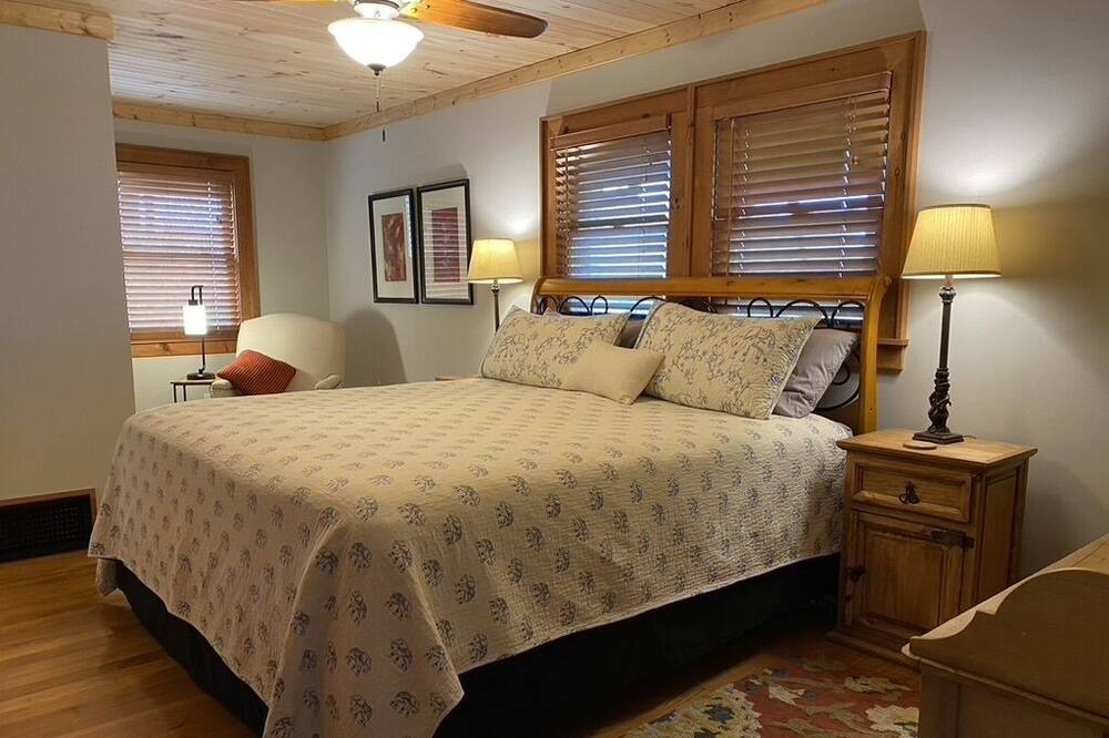 Photo of Bedroom in Glenville