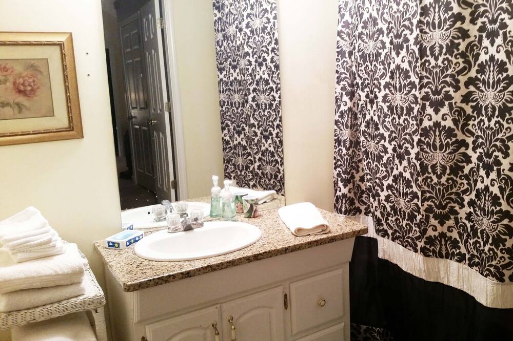Photo of Bathroom in Bogart