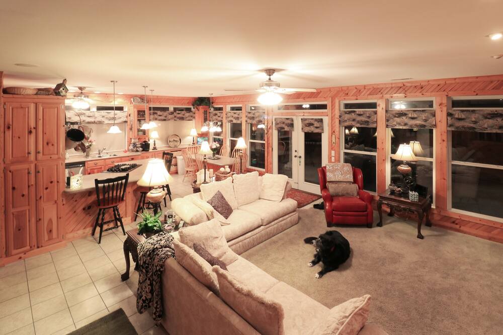 Photo of Livingroom in Russellville