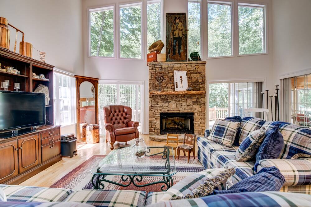Photo of Bedroom in Hayesville